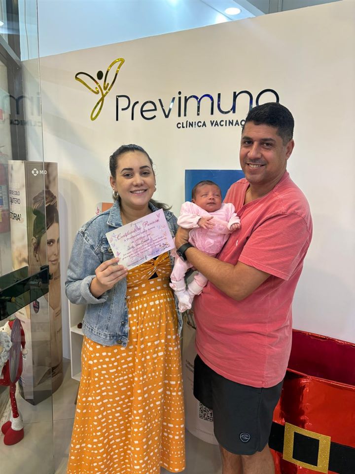 Família com recém-nascido e certificado de princesa